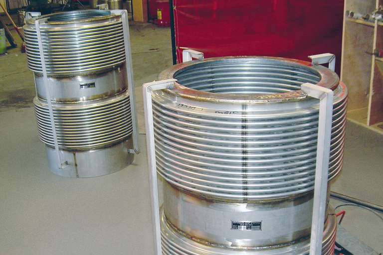 Metal expansion joints in nitric acid plant